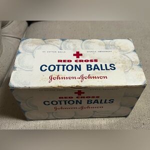Vintage Box. Red Cross / Johnson &
Johnson Red Cross Cotton Balls